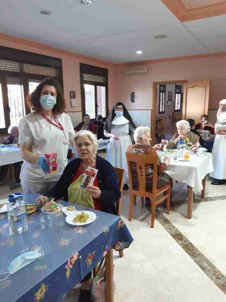 Ancianos de las Residencias de Quintanar recibieron regalos donados por empresas locales 1