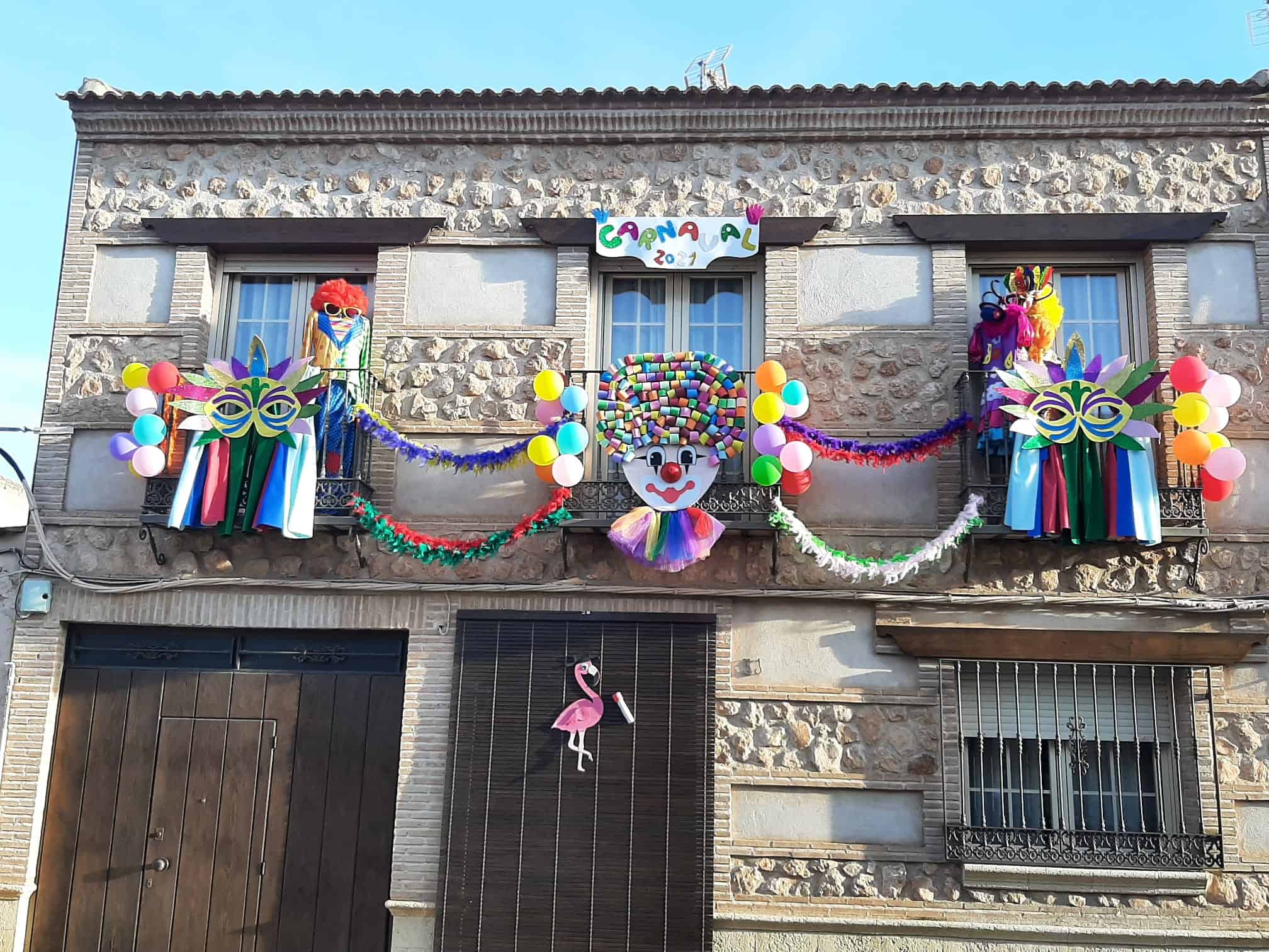 El I Concurso de Balcones de Carnaval llena de colorido y creatividad las calles torralbeñas 1