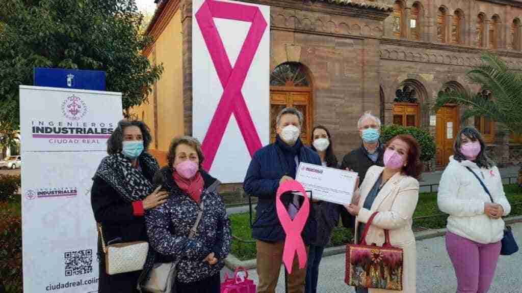 Andres Gomez haciendo entrega del donativo a Ana Valderas