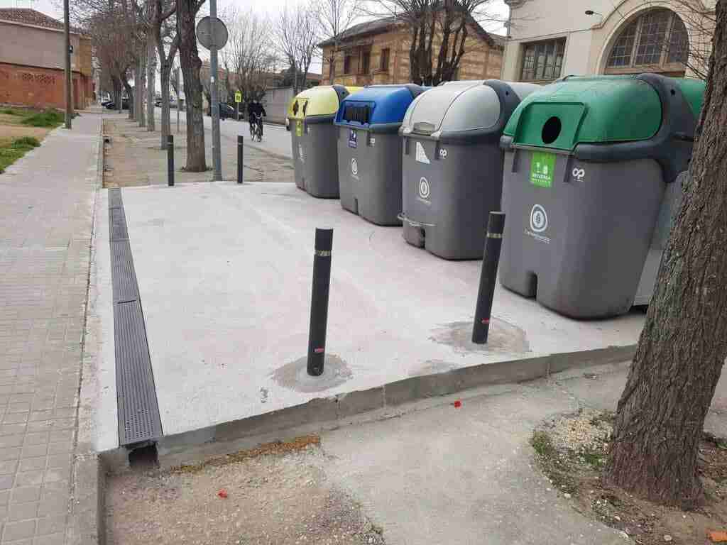 El Ayuntamiento construyó una plataforma para contenedores en Calle Valencia 4