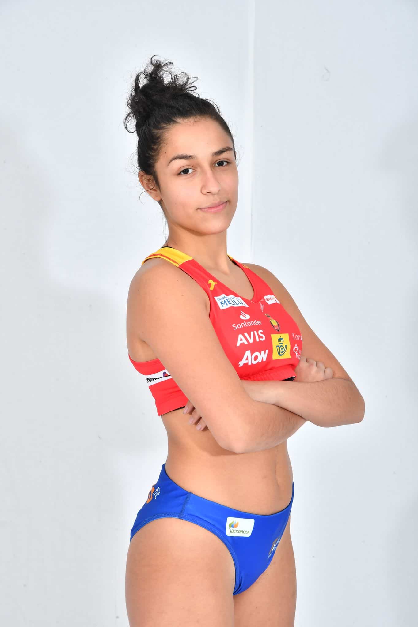 Marina Morales, se prepara para jugar el Campeonato de España de Balonmano Juvenil 1