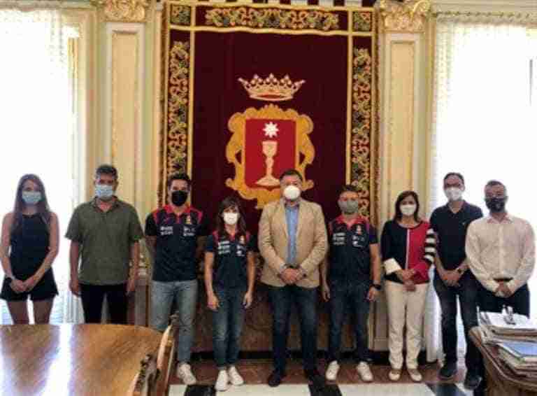 alcalde de cuenca recibe a los campeones del mundo de karate