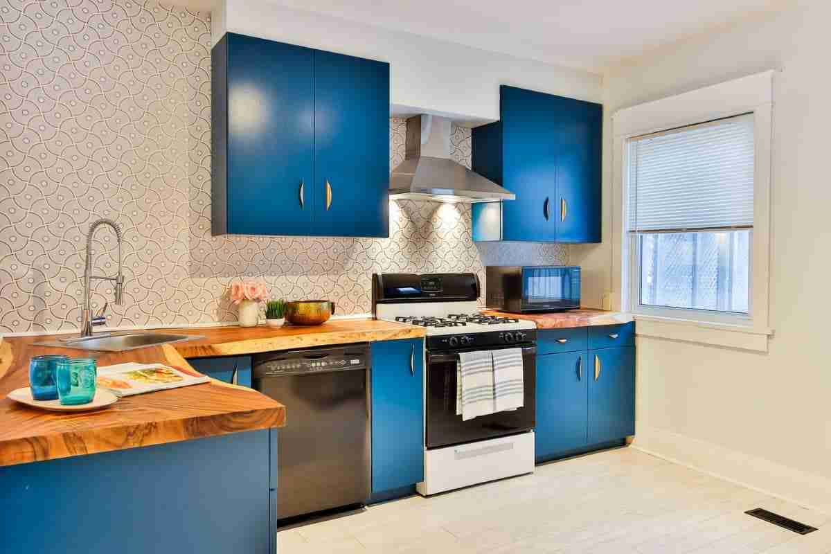 preciosa cocina con detalles en azul intenso