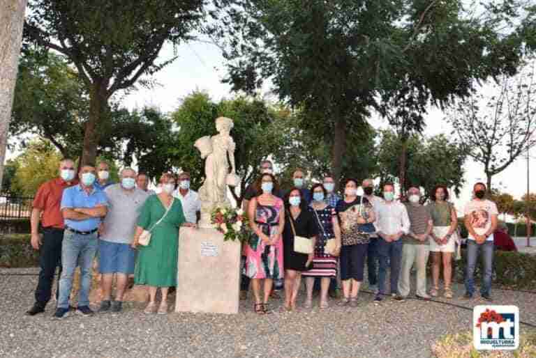 reinaugurada estatua a la mujer trabajadora barrio de oriente