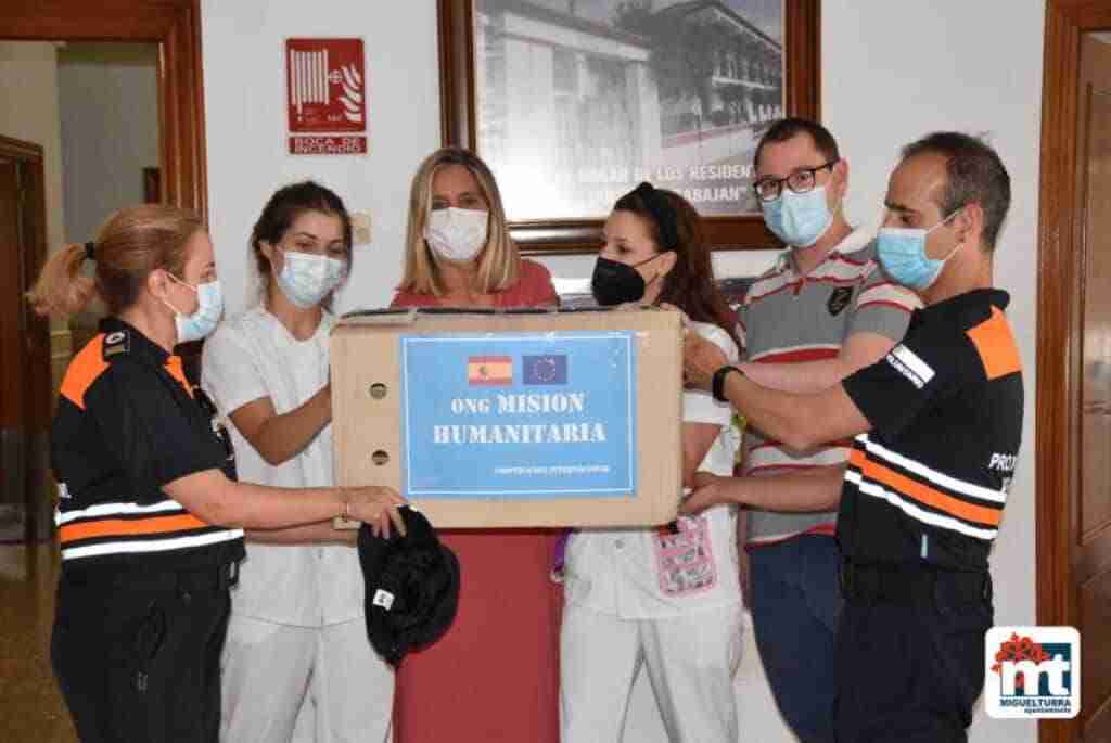 voluntarios de proteccion civil miguelturra donan 200 botes gel