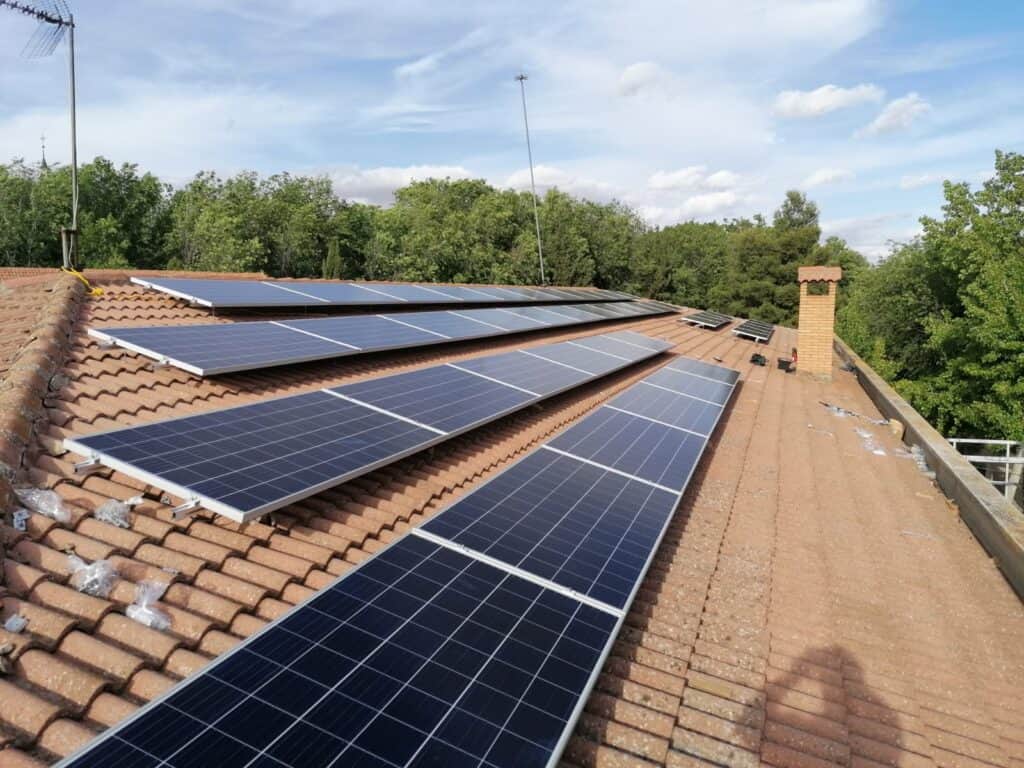 Eficiencia energética: el Ayuntamiento instala placas fotovoltaicas en el Colegio Público y el Centro de Salud 4