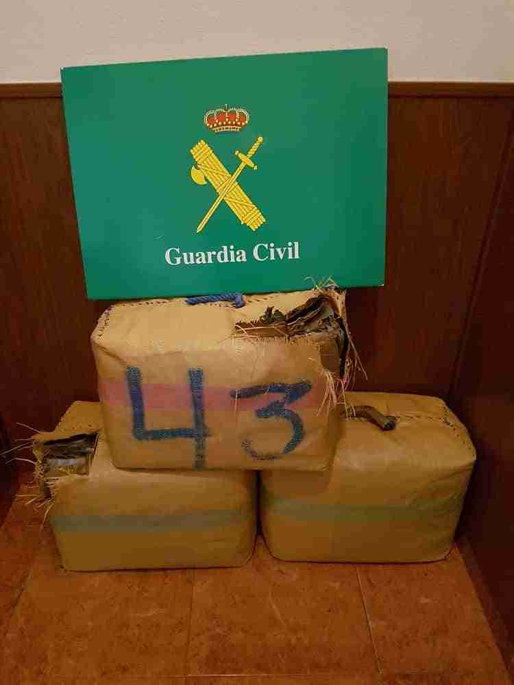 La Guardia Civil detiene a una persona en la A-4 con más de 101 kilos de hachís 1