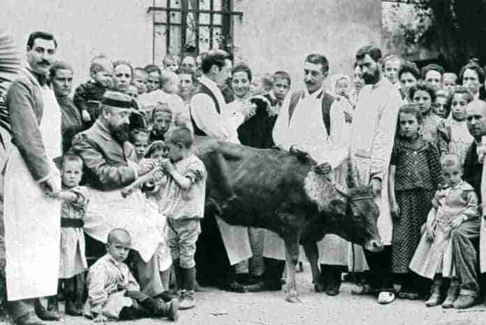 Inoculación de pus de vaca en el Hospital de Niños Pobres de Barcelona, hacia 1890. Inoculación de pus de vaca en el Hospital de Niños Pobres de Barcelona, hacia 1890.