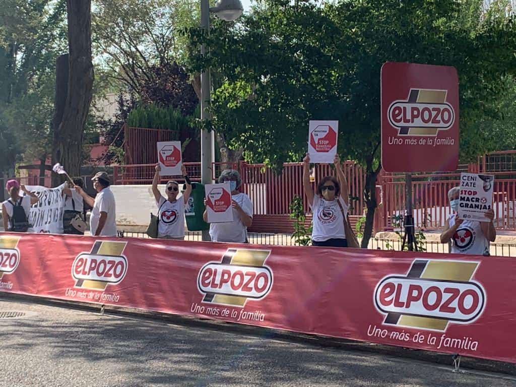 Stop Macrogranjas CLM le da la bienvenida a la vuelta ciclista pero se opone a patrocinadores como ELPOZO 1