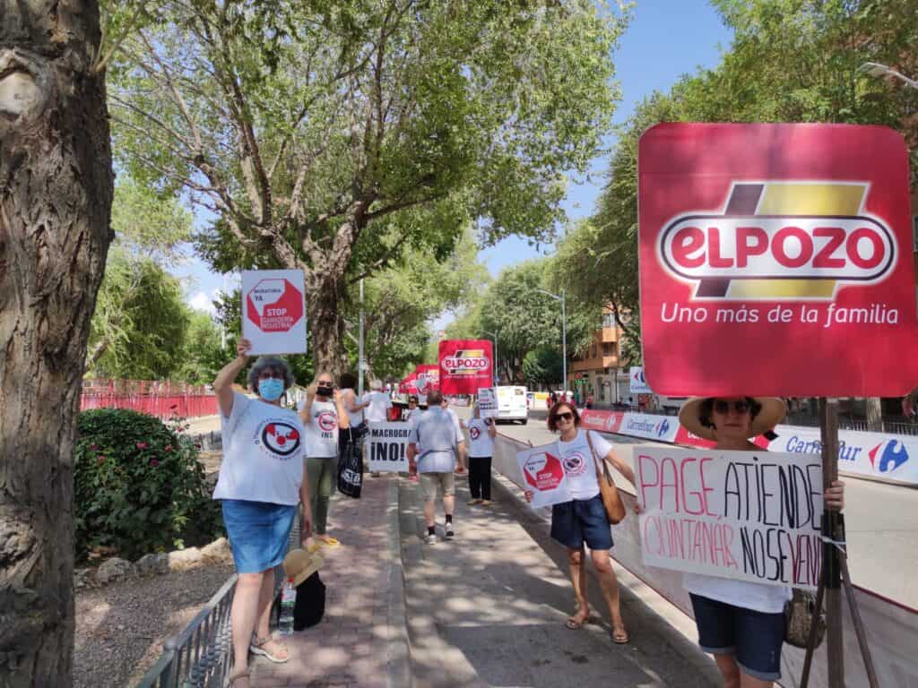 Stop Macrogranjas CLM recibe a la vuelta ciclista y se opone a patrocinadores como ELPOZO 1