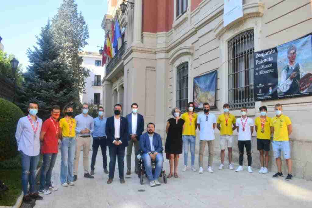 figuras triatlon visitan diputacion de albacete