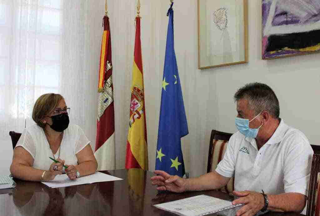 Olmedo expresó al alcalde de Valenzuela de Calatrava la voluntad del Gobierno regional para realizar obras de reforma en la casa consistorial 1