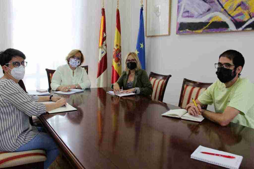 Mejoras en los servicios educativos y la Rehabilitación patrimonial destacan en la reunión del Gobierno regional y la alcaldesa de Santa Cruz de Mudela 1