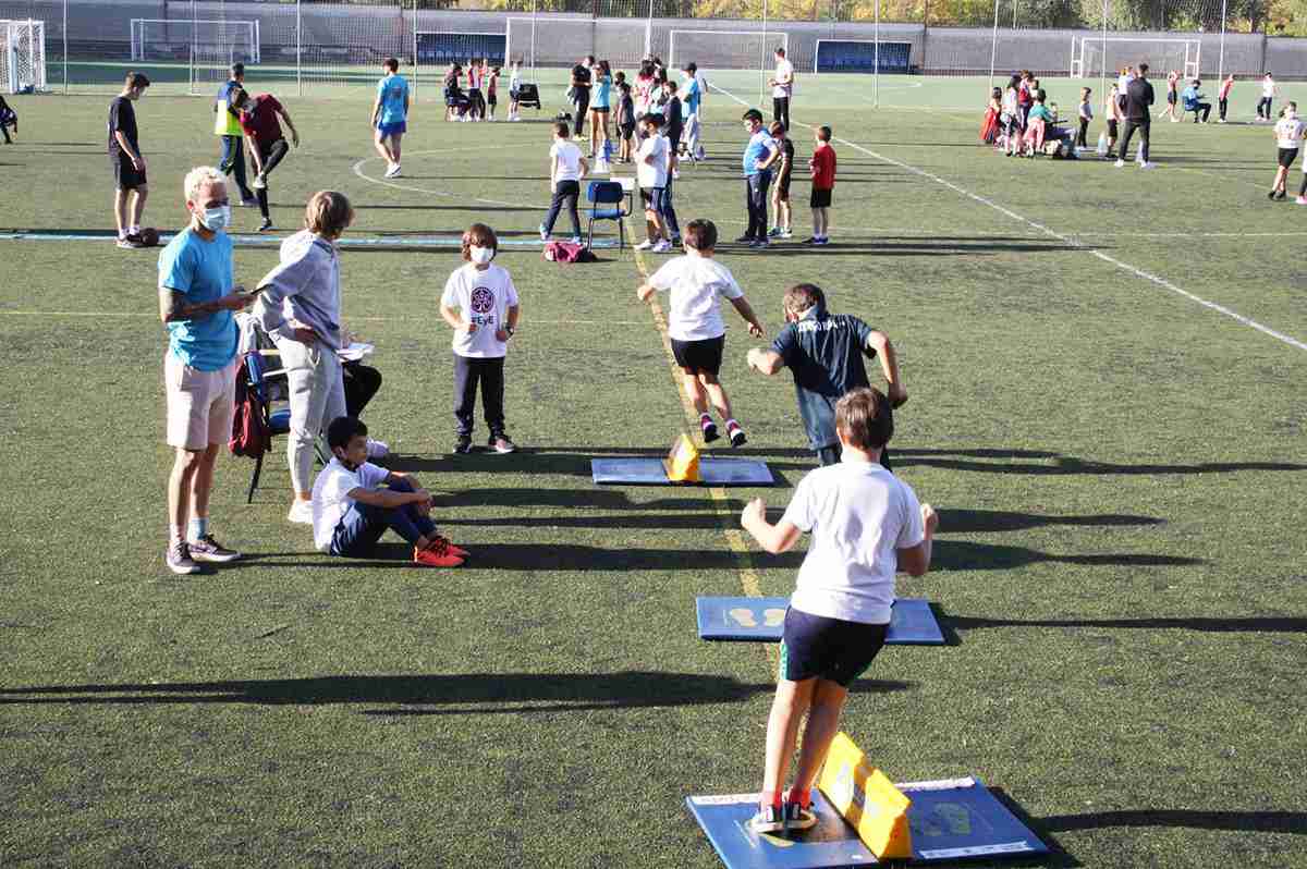 torneo escolar jugando al atletismo puertollano