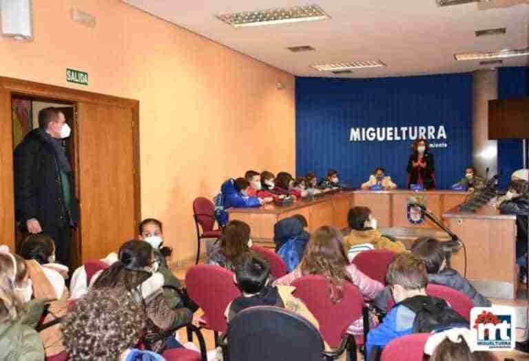 estudiantes del clara campoamor visitaron ayuntamiento miguelturra