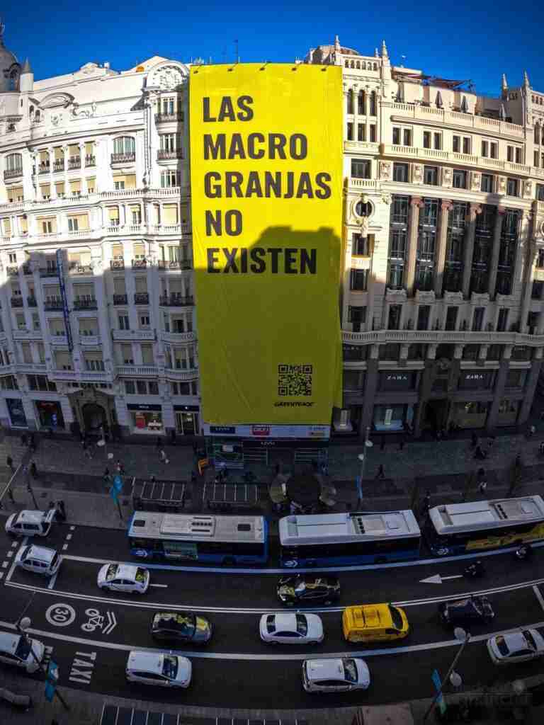 Greenpeace “trolea” su propia pancarta en Gran Vía para exigir el cierre de las macrogranjas 5