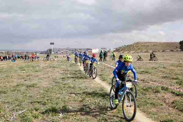 Cerca de 500 ciclistas se suman al XI Trofeo XCO Fuente del Moro que ha contado con el respaldo de la alcaldesa 2