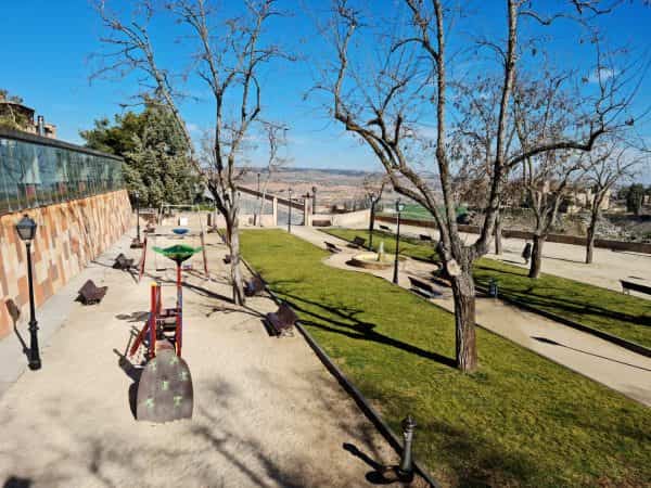Toledo invierte 22.000 euros en la mejora de la zona infantil del parque del Alcázar y reubica la fuente de agua potable 2