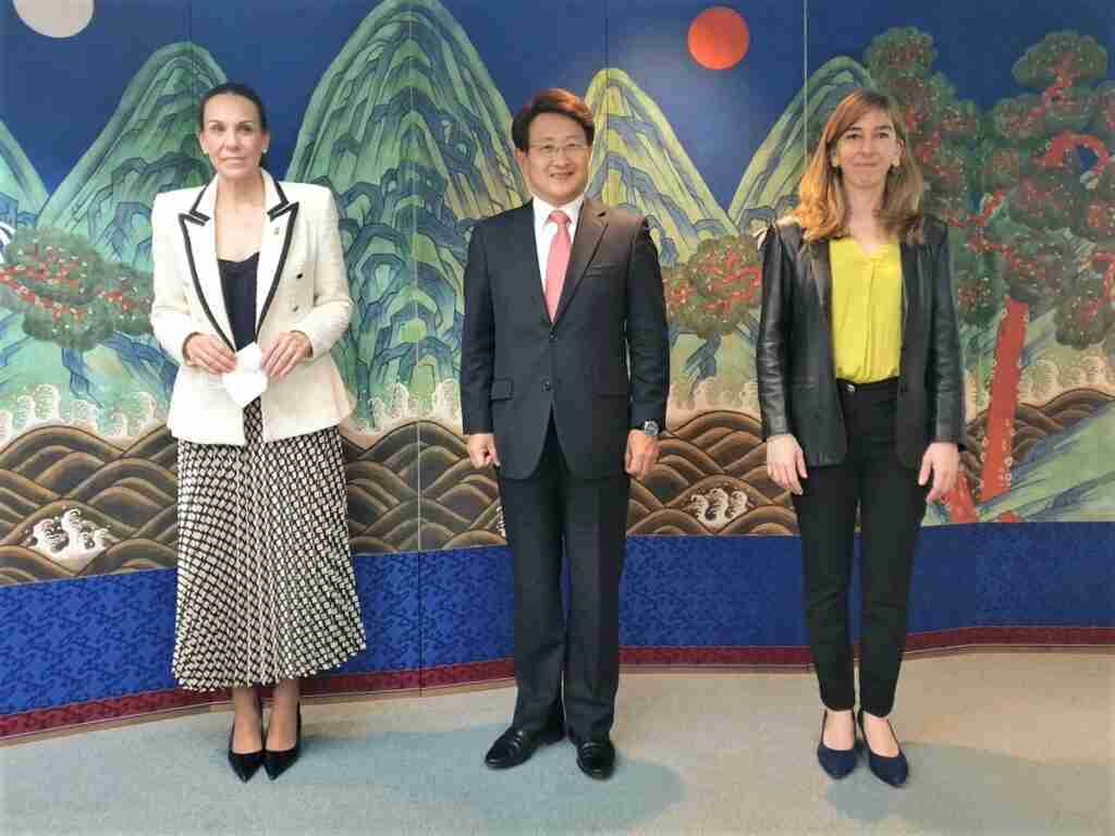 El embajador Bahk Sahnghoon de la República de Corea recibe a la alcaldesa de Ciudad Real para conocer información logística, turística y cultural sobre la ciudad 2