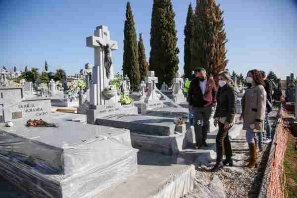 Milagros Tolón visita las obras de mejora de dos patios del Cementerio municipal y anuncia nuevas inversiones 2