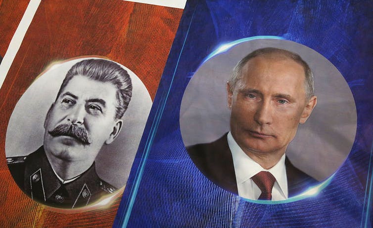 Una foto de Joseph Stalin junto a otra de Vladimir Putin.