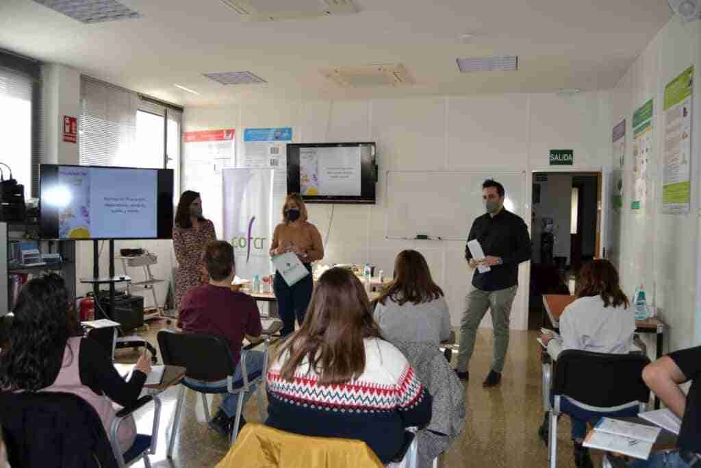 Alrededor de treinta farmacéuticos de Ciudad Real se forman en el uso de aceites esenciales para curas détox, alergias y estrés 1