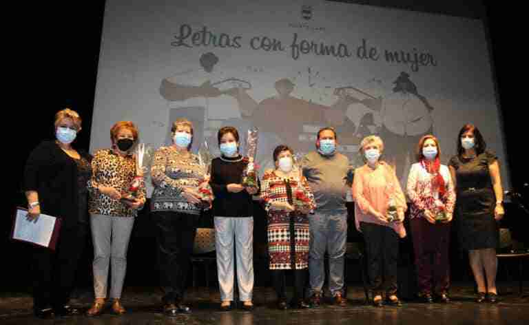 mujeres recibieron rosa eterna en puertollano