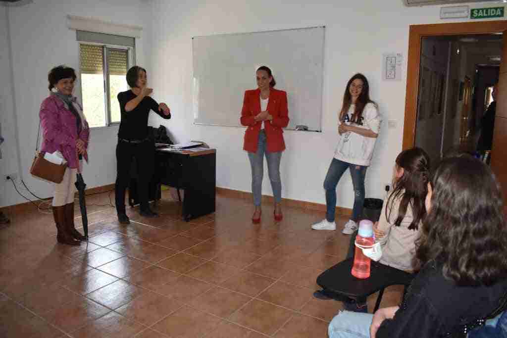Arrancan los talleres de aprendizaje de lengua de signos para los niños y niñas de Ciudad Real 3