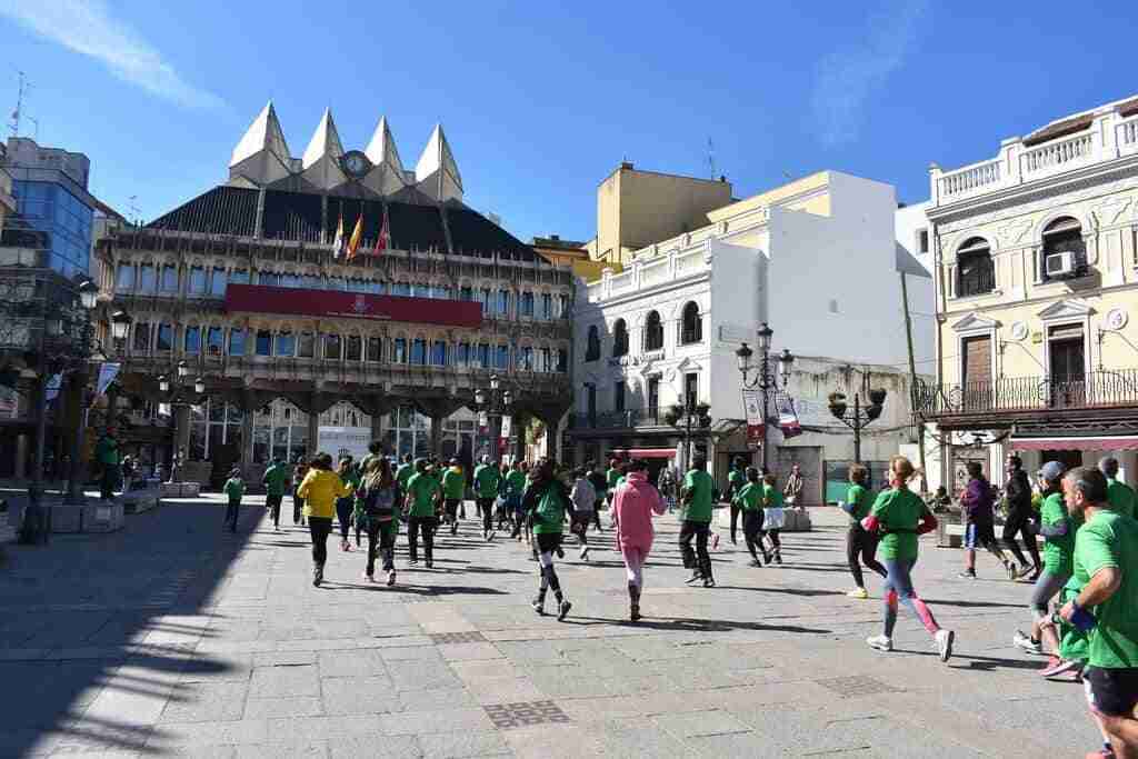 El Ayuntamiento se suma a la primera marcha para la investigación contra el cáncer que convierte Ciudad Real en una marea verde 2