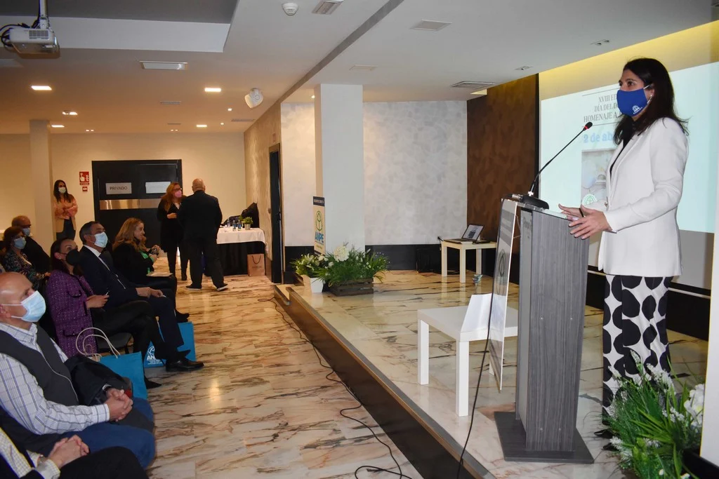 Eva María Masías asiste a la celebración de ANPE del Día del Docente con un homenaje a los maestros jubilados y la entrega del Premio de periodismo a Mancha Información 2