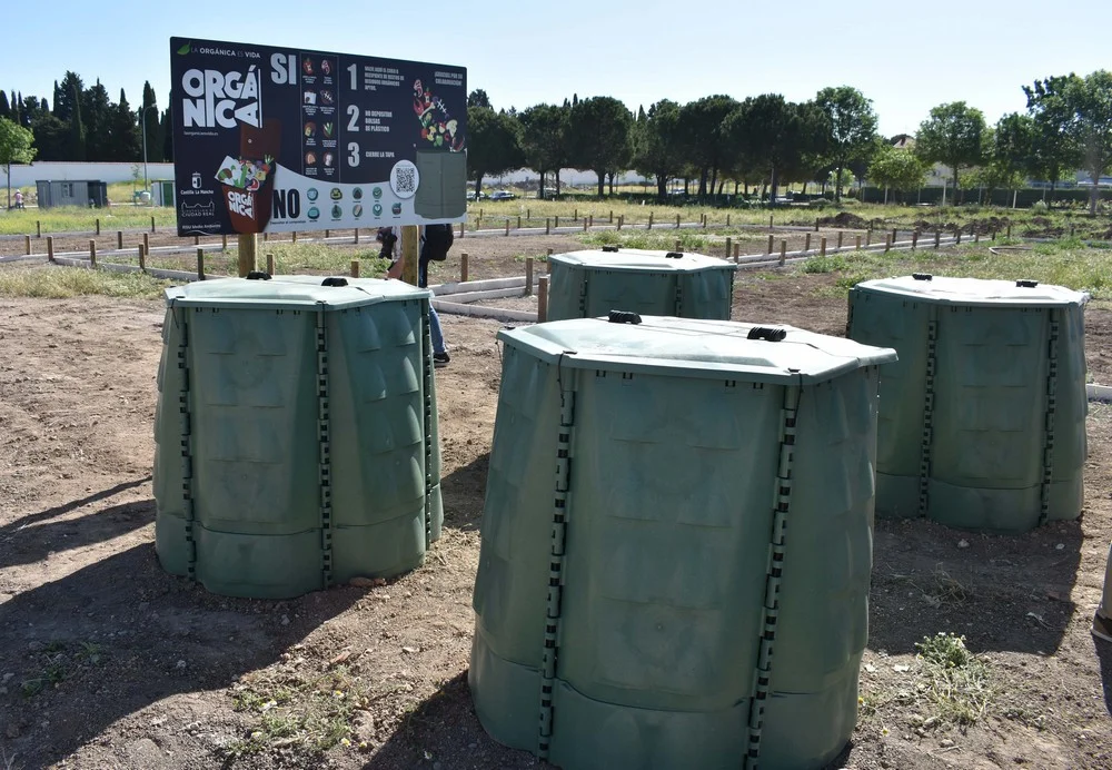 El Ayuntamiento y RSU presentan un nuevo compostaje en el huerto urbano de la Calle Sol 5