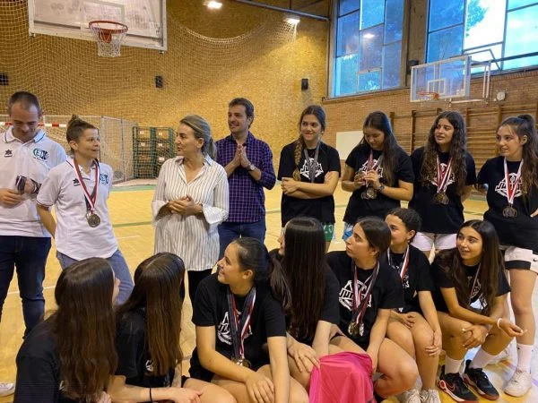 La alcaldesa de Toledo felicita al equipo femenino cadete y junior del CEI Toledo por su magnífica temporada 1