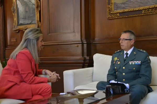 Milagros Tolón recibe en el Ayuntamiento de Toledo al nuevo teniente coronel jefe del sector de Tráfico de Castilla-La Mancha, Francisco Herrera 3