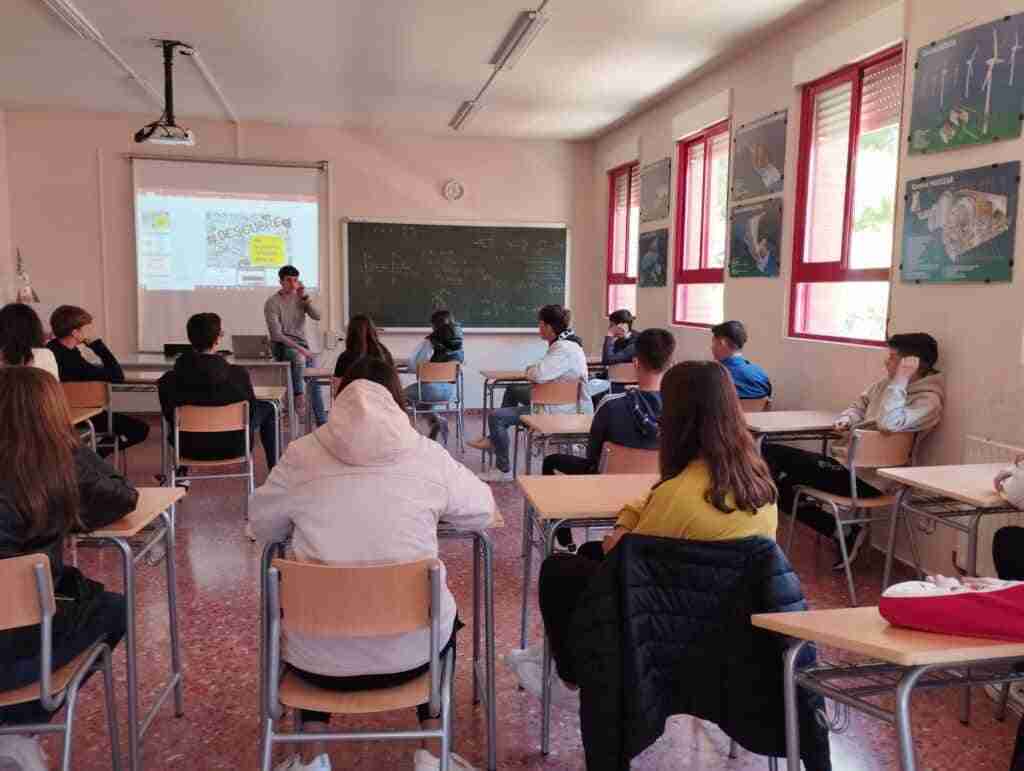 La Asociación Luz de la Mancha imparte unas charlas en los institutos de Quintanar de la Orden 1