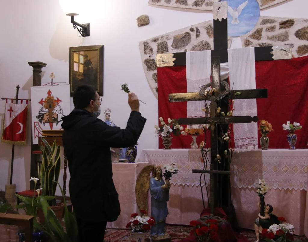 La Ermita de San Juan instala su particular Cruz de Mayo 3