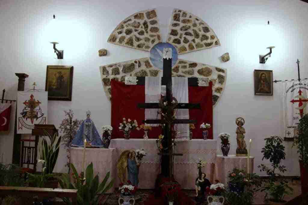 La Ermita de San Juan instala su particular Cruz de Mayo 7