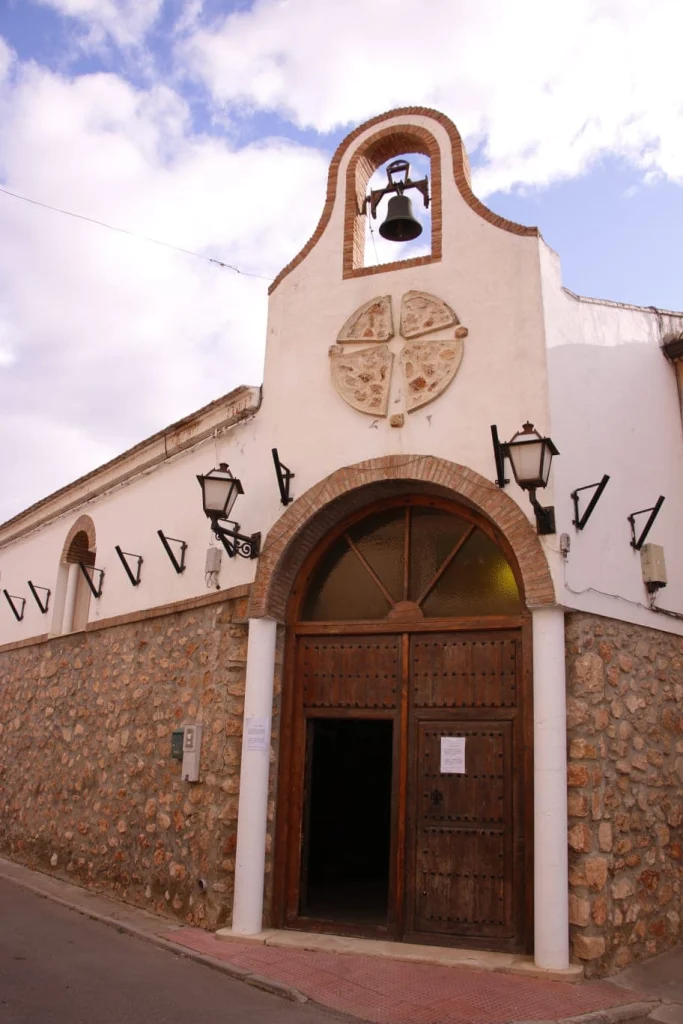 La Ermita de San Juan instala su particular Cruz de Mayo 6
