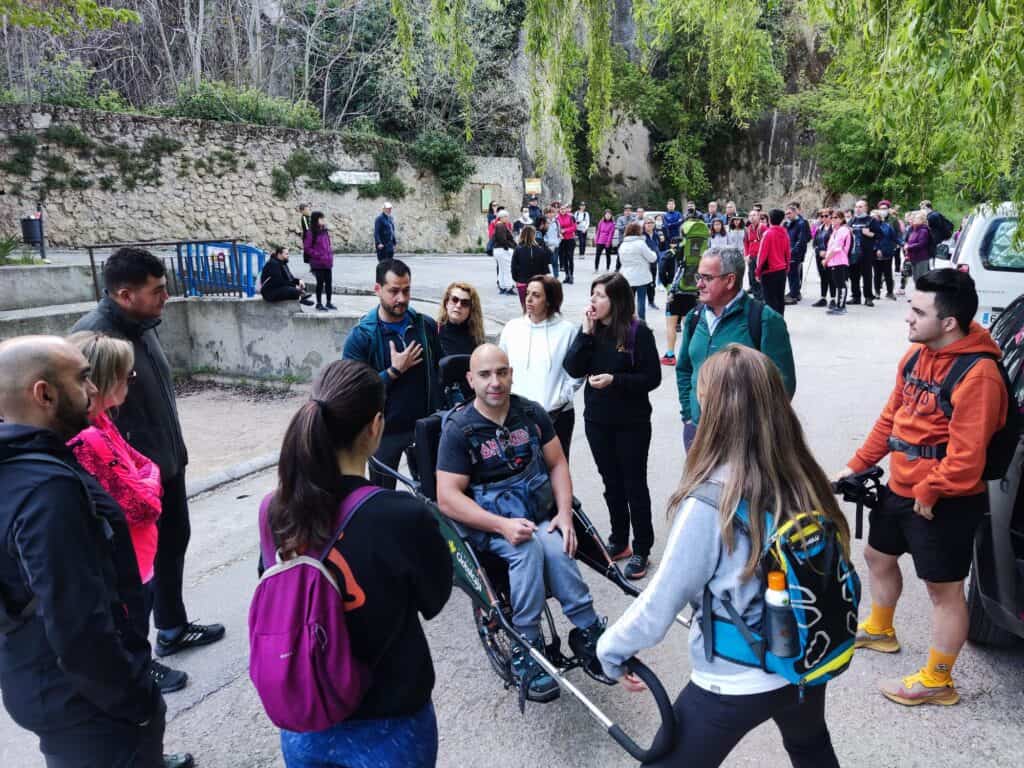 Jornada de senderismo adaptado entre usuarios de Amiab Cuenca y Albacete en la capital conquense 4