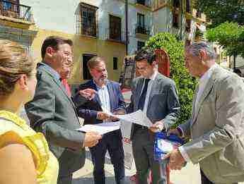 El Ayuntamiento de Granada suma un nuevo desfibrilador en el Paseo de los Tristes con la previsión de contar con doce antes de final de año 3