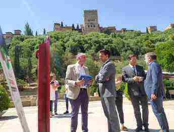 El Ayuntamiento de Granada suma un nuevo desfibrilador en el Paseo de los Tristes con la previsión de contar con doce antes de final de año 1