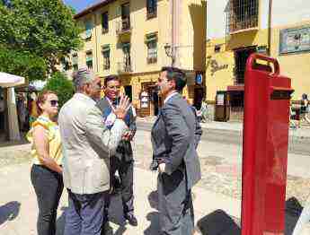 El Ayuntamiento de Granada suma un nuevo desfibrilador en el Paseo de los Tristes con la previsión de contar con doce antes de final de año 2