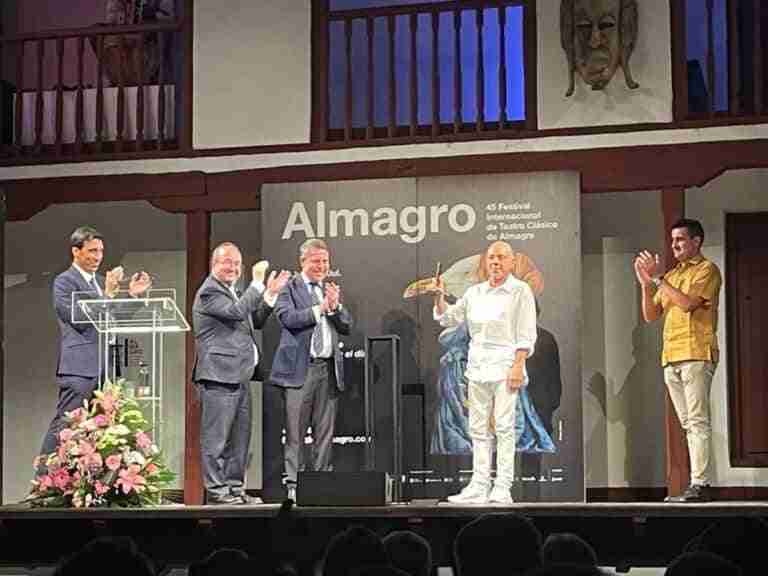 Lluís Pasqual recibe el Premio Corral de Comedias reivindicando cultura en un contexto alarmante: "Seguimos yendo tarde"