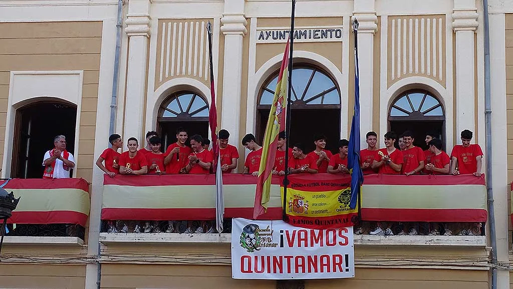 Recibimiento al equipo juvenil de fútbol de Quintanar en el Ayuntamiento por su ascenso 50
