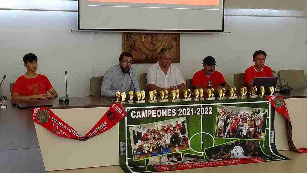 Recibimiento al equipo juvenil de fútbol de Quintanar en el Ayuntamiento por su ascenso 2