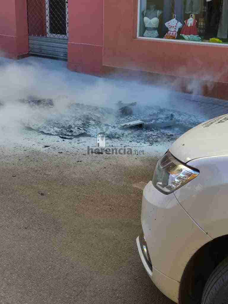 Incendio en un contenedor de papel en Herencia 1