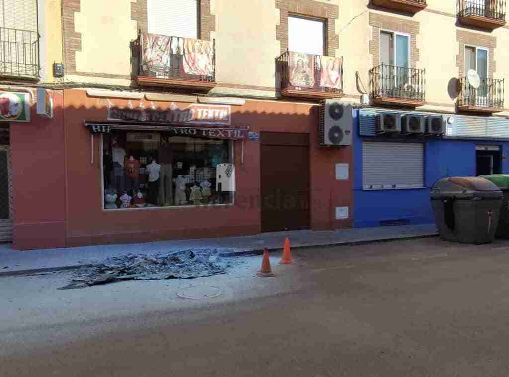 Incendio en un contenedor de papel en Herencia 4