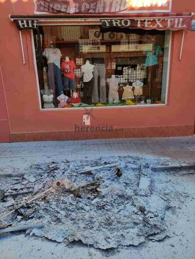 Incendio en un contenedor de papel en Herencia 6