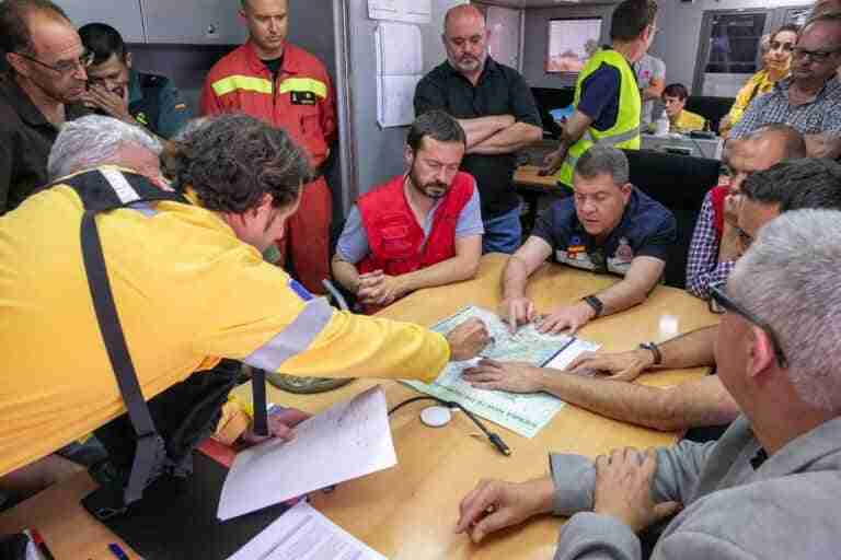 Afectadas 3.000 hectáreas en Valdepeñas y las próximas horas son cruciales para amortiguar su avance