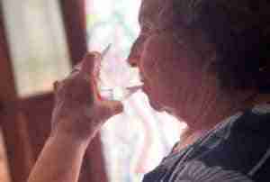 Consejería de Sanidad recuerda la importancia de mantener hidratadas a las personas mayores ante las altas temperaturas