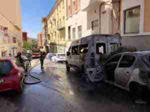 Cortada la calle Antonio Maura de Cuenca tras un fuego que ha afectado a varios vehículos